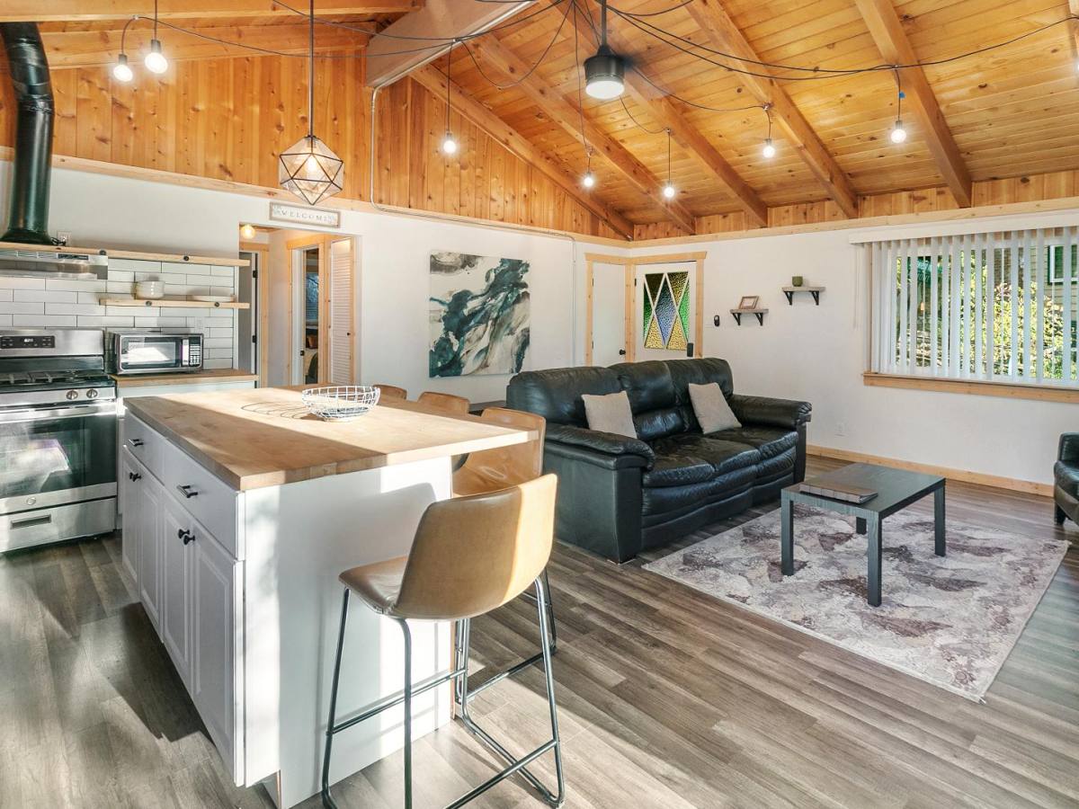 House for rent at 587 Arrowhead Villa Rd, Lake Arrowhead, CA 92352