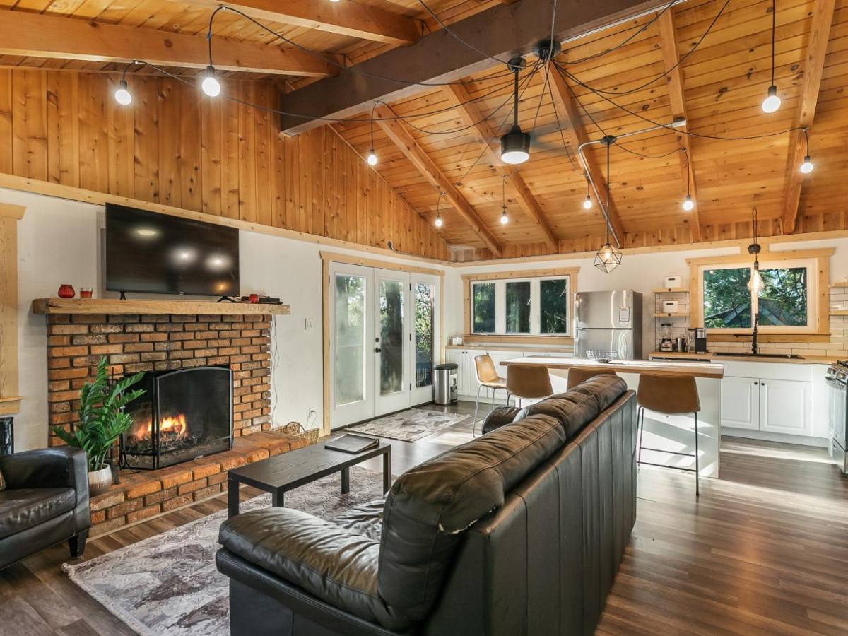 House for rent at 587 Arrowhead Villa Rd, Lake Arrowhead, CA 92352