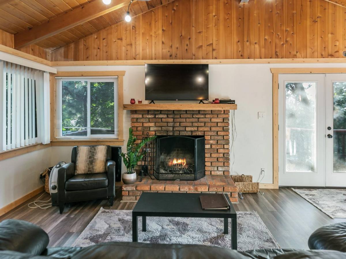 House for rent at 587 Arrowhead Villa Rd, Lake Arrowhead, CA 92352