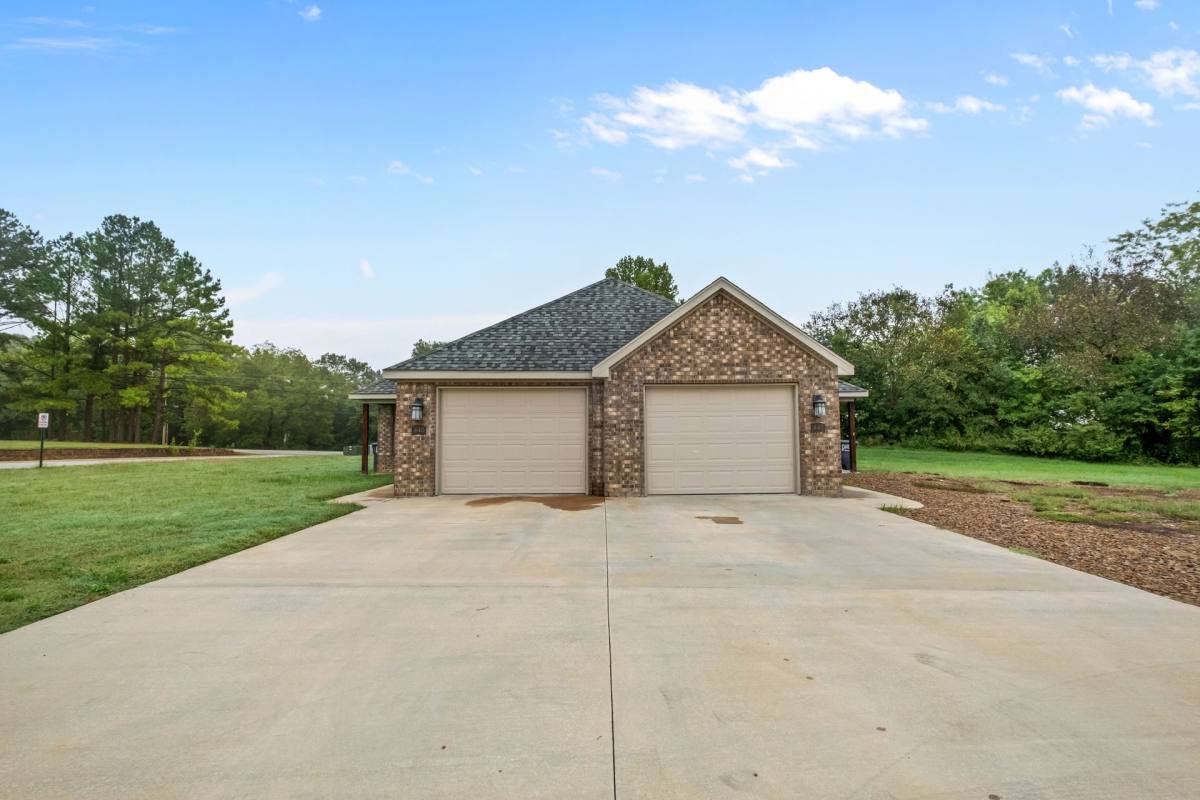 Apartment for rent at 445 Oakwoods Dr, Elkins, AR 72727