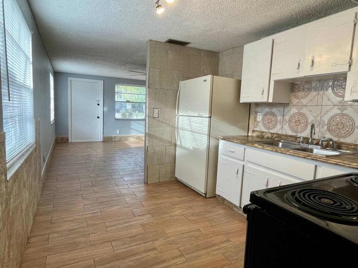 Apartment for rent at 512 60th Ave Terrace W, Bradenton, FL 34207