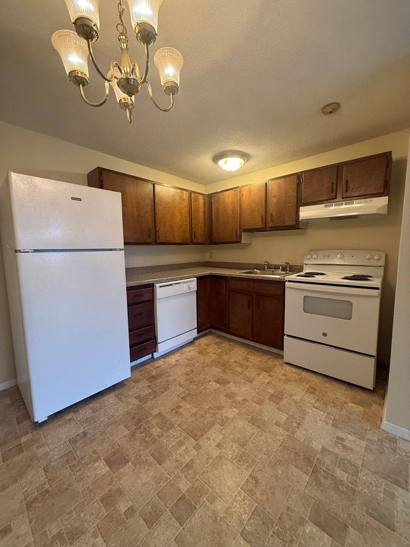 Apartment for rent at 39 Dinan Dr, Gardner, MA 01440