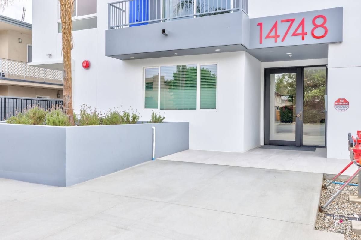 Apartment for rent at 14748 Victory Blvd, Van Nuys, CA 91411