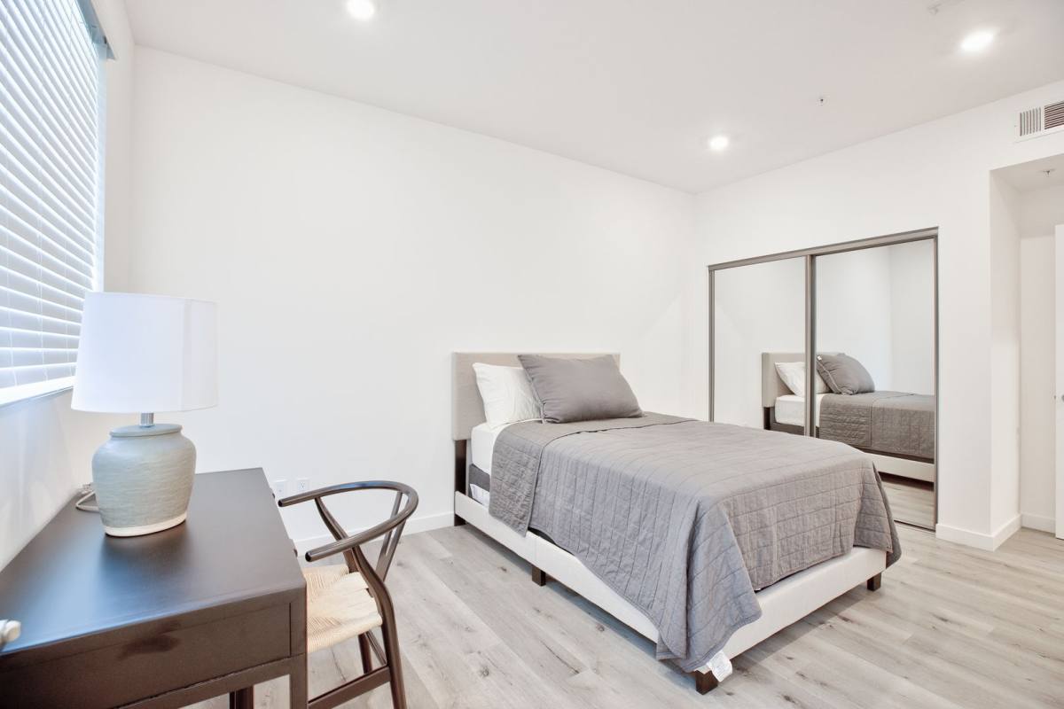 Apartment for rent at 14748 Victory Blvd, Van Nuys, CA 91411