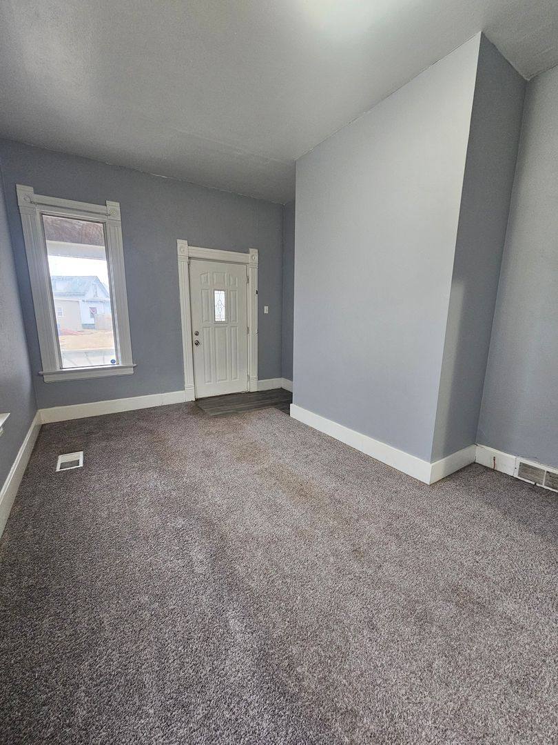 House for rent at 1912 Dixwell St, Davenport, IA 52802