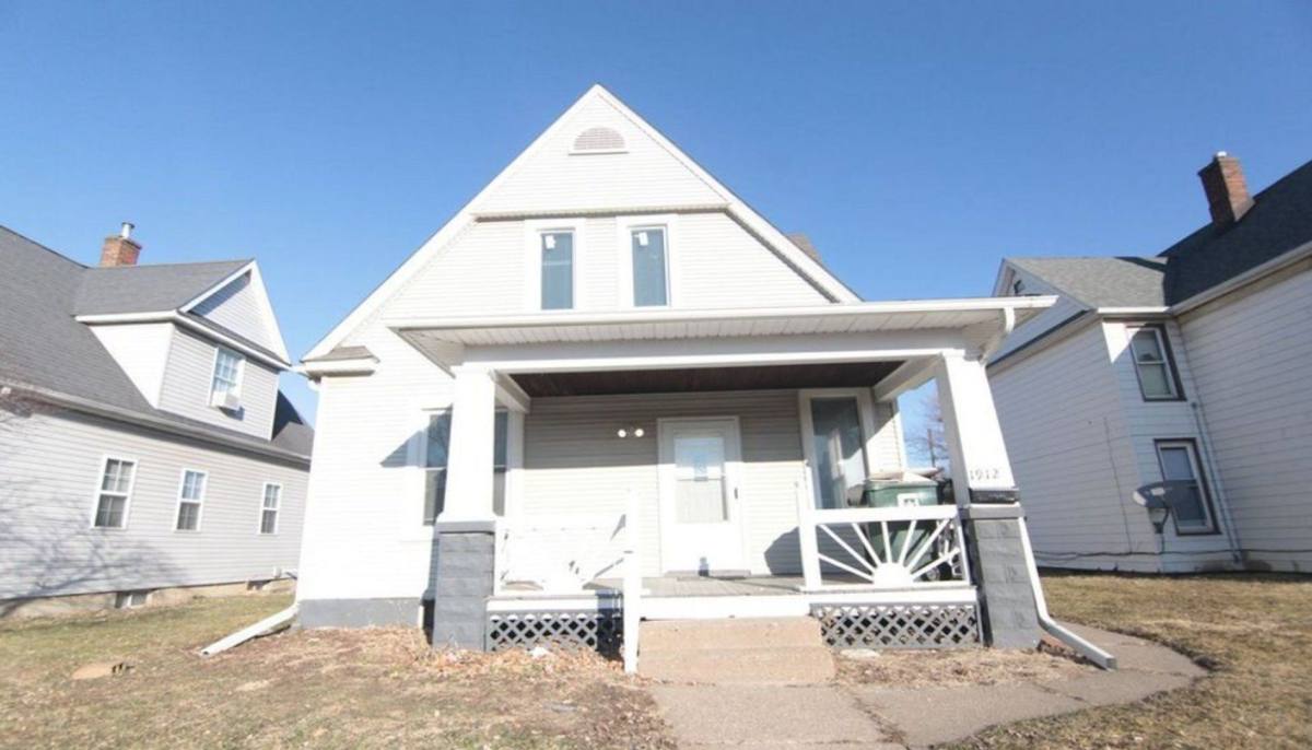 House for rent at 1912 Dixwell St, Davenport, IA 52802