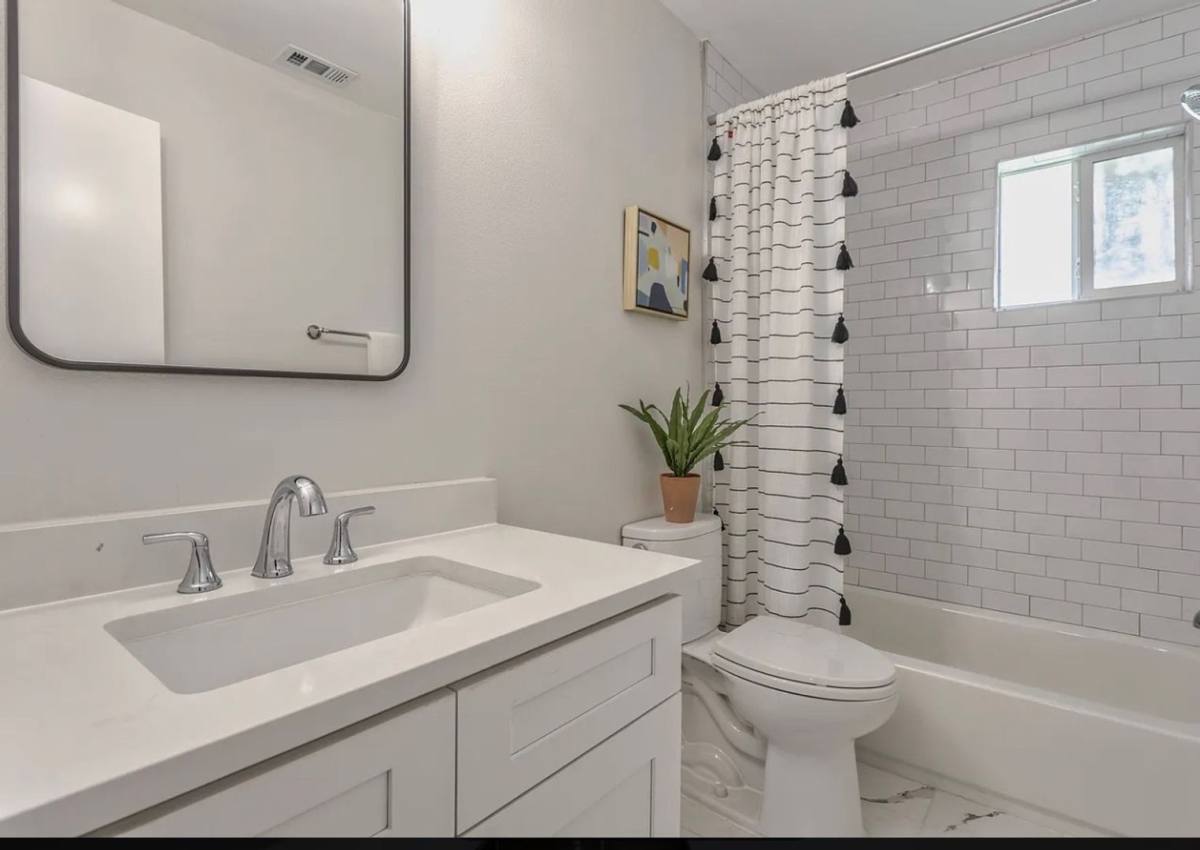 Apartment for rent at 425 N Rosemont Ave, Dallas, TX 75208