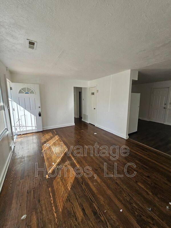 11410 Palmer Ave, Kansas City, MO 64134 - House for Rent - Image 4