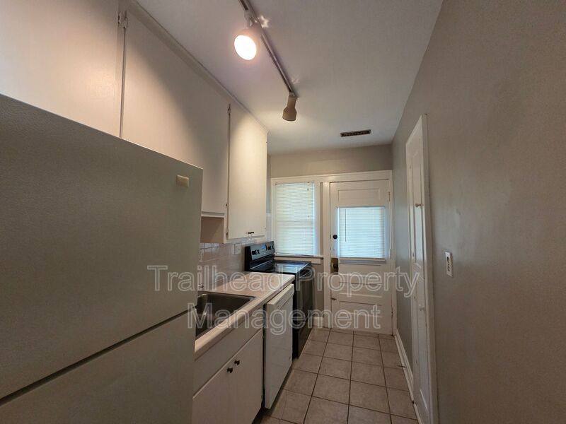 House for rent at 1807 W 41st St #2W, Kansas City, MO 64111