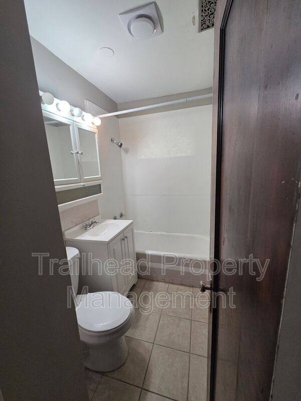 House for rent at 1807 W 41st St #2W, Kansas City, MO 64111