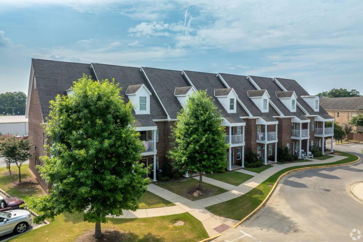 Townhouse for rent at 1345 Cloverdale Rd, Tuscaloosa, AL 35401