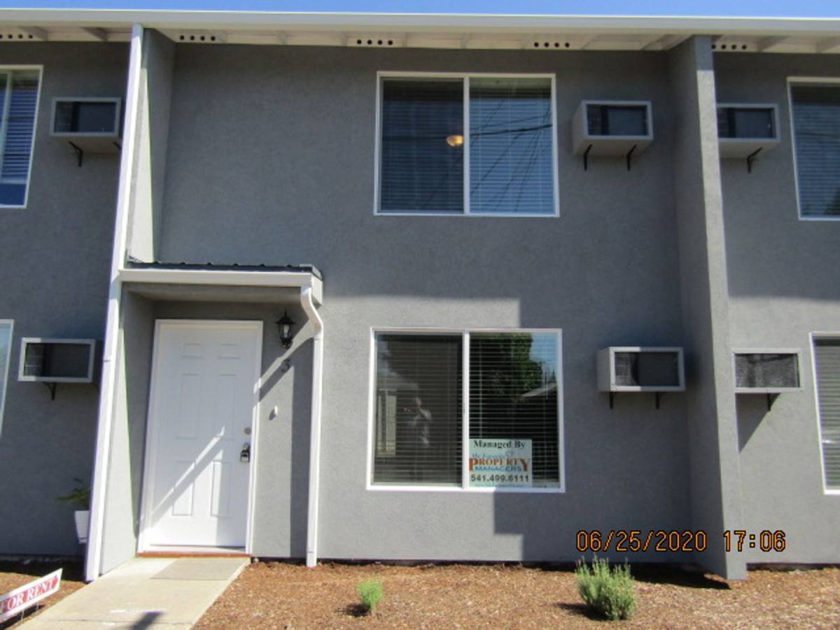 Apartment for rent at 50 S 9th St, Central Point, OR 97502