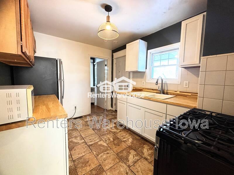Apartment for rent at 1171 21st St #1, Des Moines, IA 50311