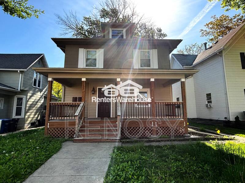 Apartment for rent at 1123 24th St #1, Des Moines, IA 50311