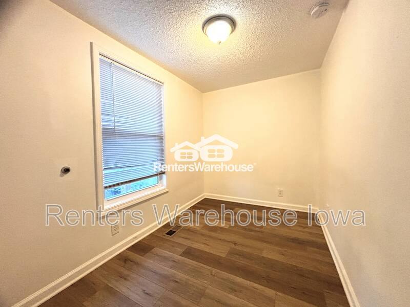 Apartment for rent at 1123 24th St #1, Des Moines, IA 50311
