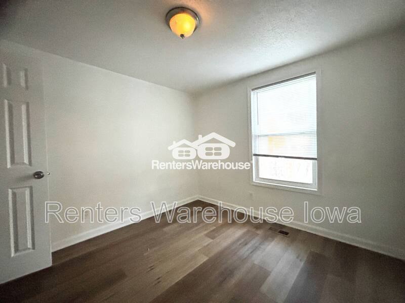 Apartment for rent at 1123 24th St #1, Des Moines, IA 50311