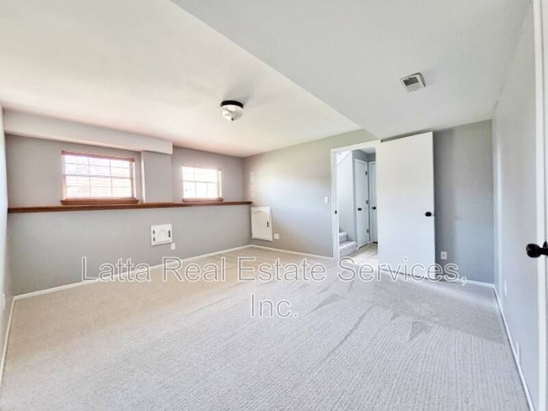 House for rent at 228 SE Bristol Dr, Lees Summit, MO 64063