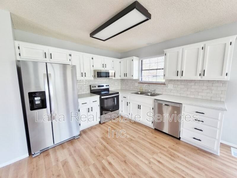 House for rent at 228 SE Bristol Dr, Lees Summit, MO 64063