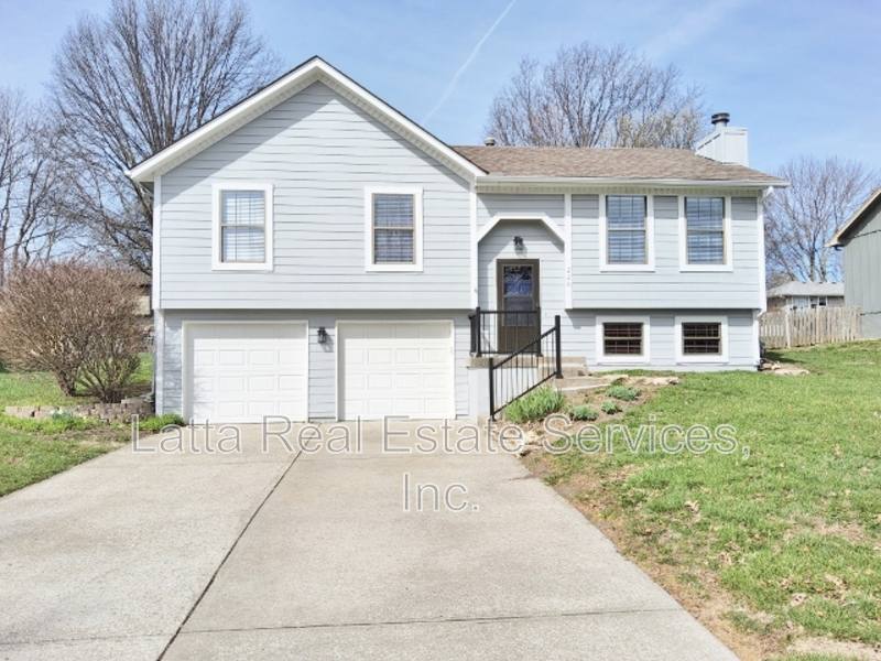 House for rent at 228 SE Bristol Dr, Lees Summit, MO 64063