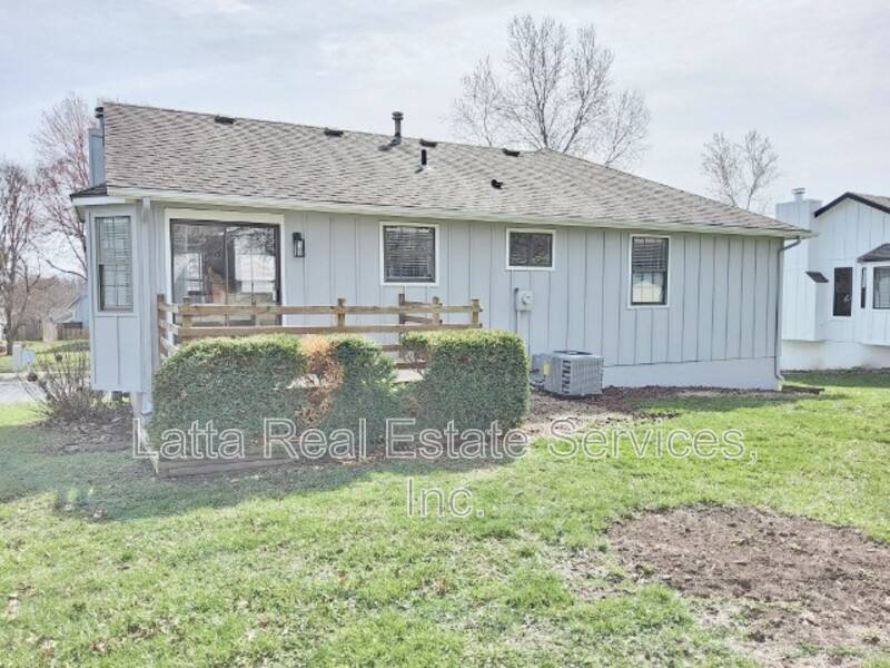 House for rent at 228 SE Bristol Dr, Lees Summit, MO 64063