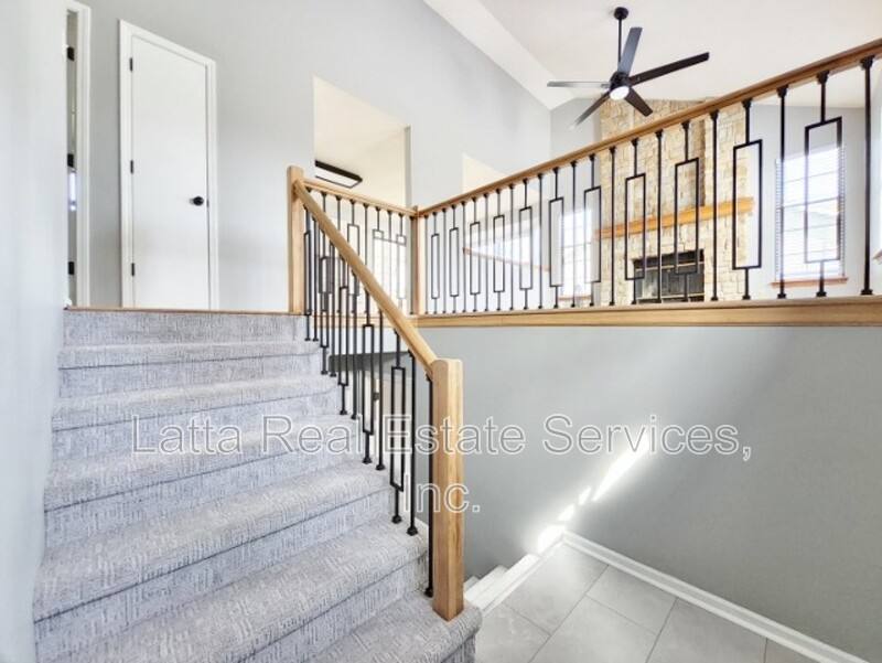 House for rent at 228 SE Bristol Dr, Lees Summit, MO 64063