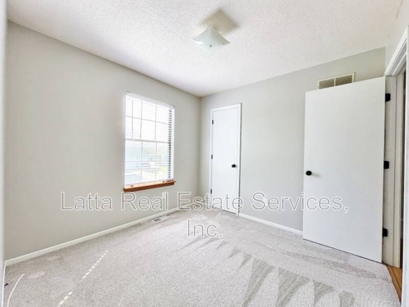 House for rent at 228 SE Bristol Dr, Lees Summit, MO 64063