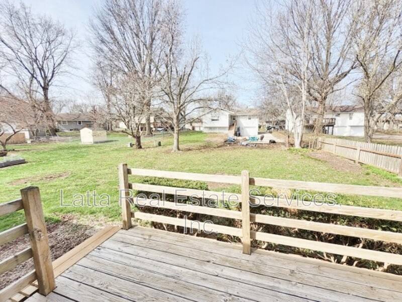 House for rent at 228 SE Bristol Dr, Lees Summit, MO 64063