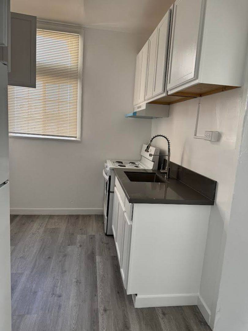 Apartment for rent at 836 S Harvard Blvd, Los Angeles, CA 90005