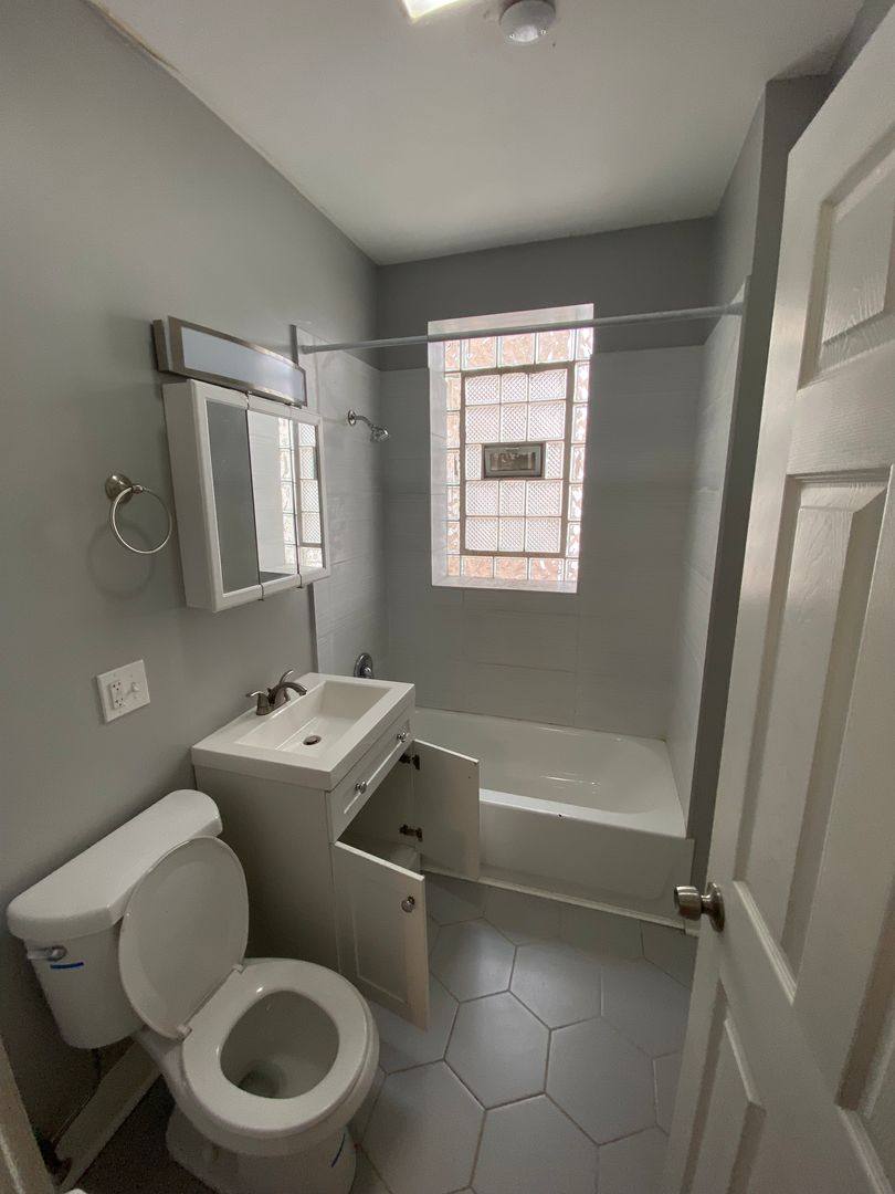 Apartment for rent at 6801 S E End Ave, Chicago, IL 60649