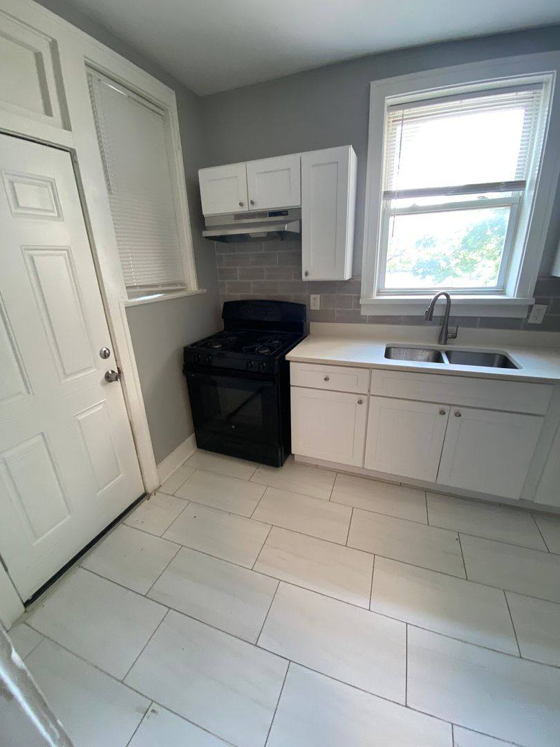 Apartment for rent at 6801 S E End Ave, Chicago, IL 60649