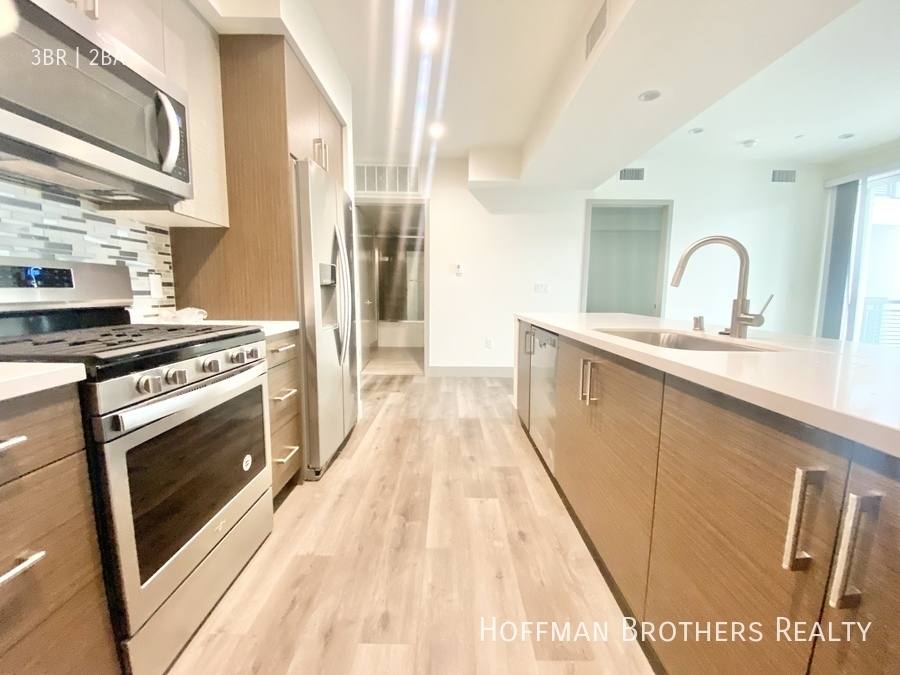 Apartment for rent at 4849 Oakwood Ave #417, Los Angeles, CA 90004