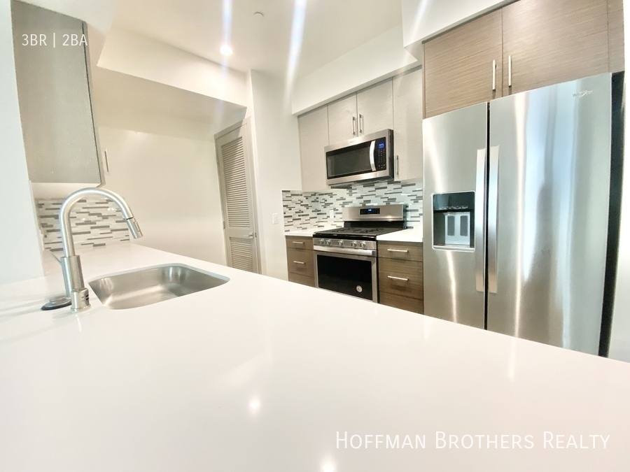 Apartment for rent at 4849 Oakwood Ave #417, Los Angeles, CA 90004