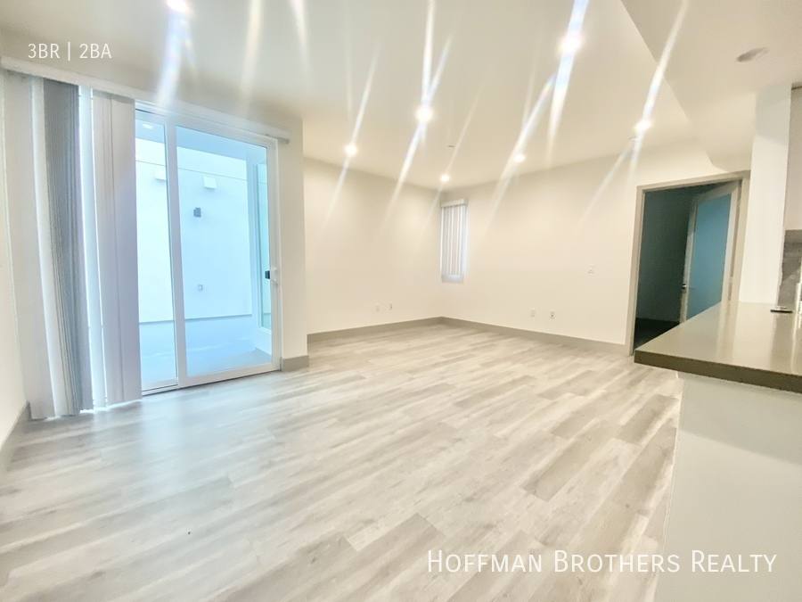 Apartment for rent at 4849 Oakwood Ave #417, Los Angeles, CA 90004
