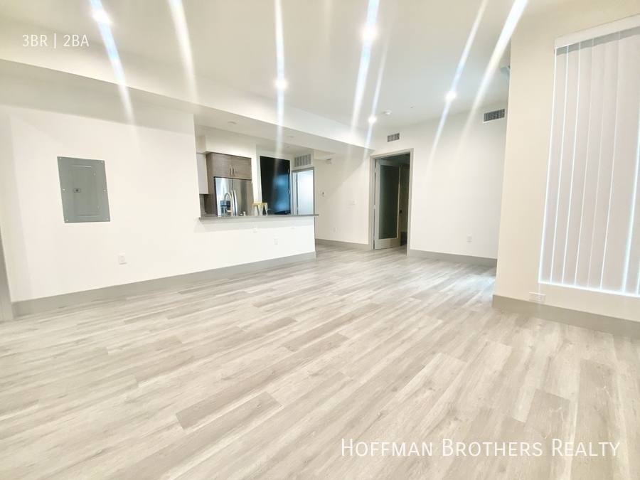 Apartment for rent at 4849 Oakwood Ave #417, Los Angeles, CA 90004