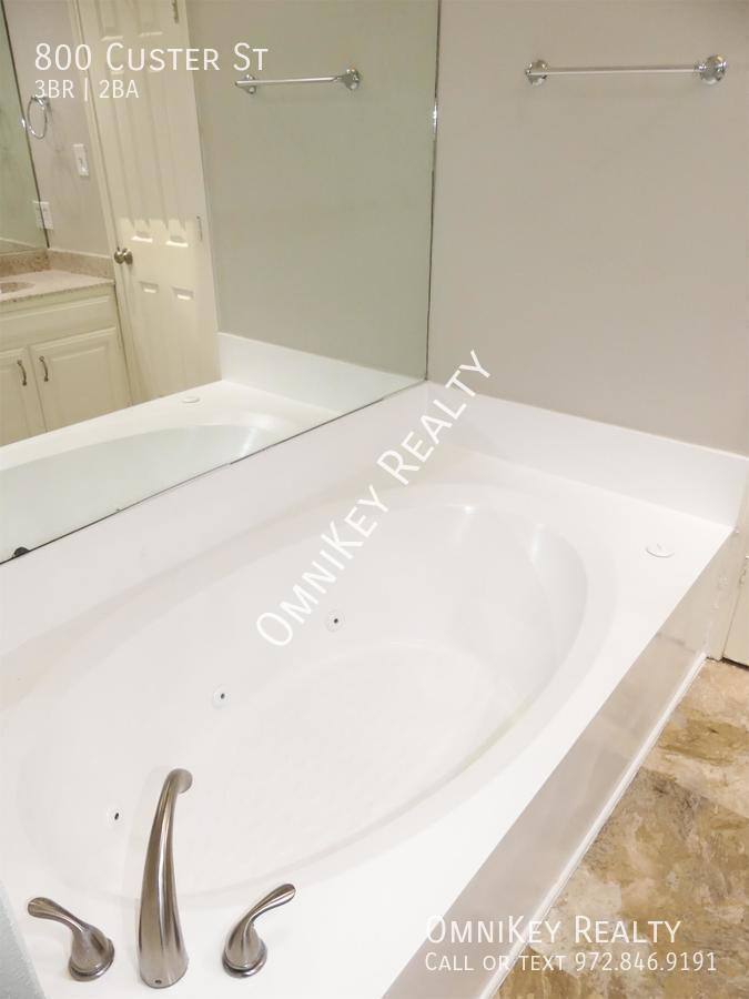 Townhouse for rent at 800 Custer St, Arlington, TX 76014