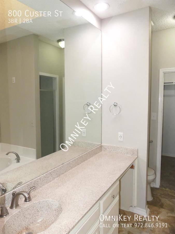 Townhouse for rent at 800 Custer St, Arlington, TX 76014