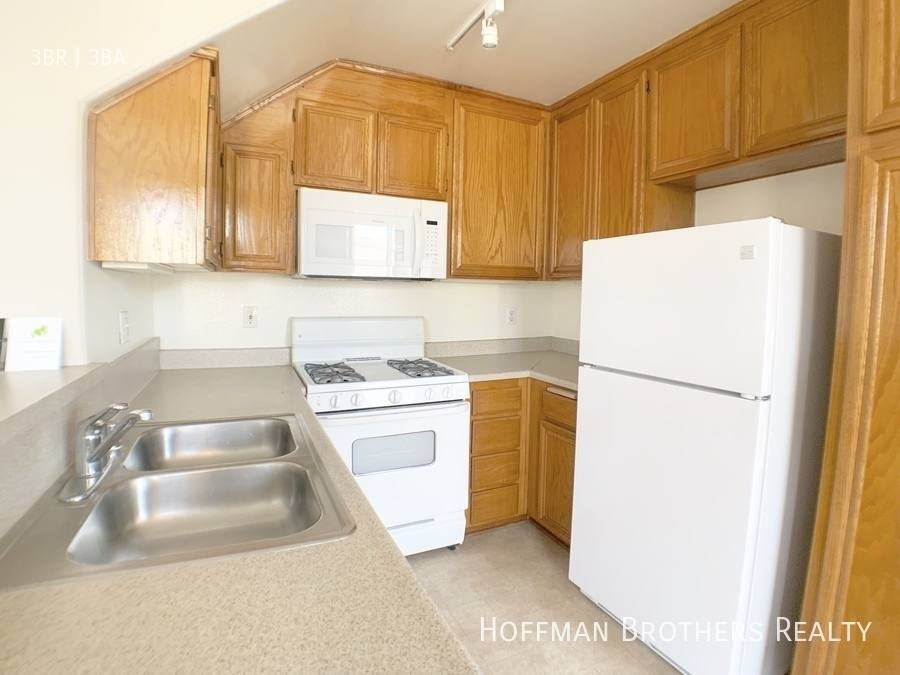 Townhouse for rent at 10133 Tabor St #10, Los Angeles, CA 90034