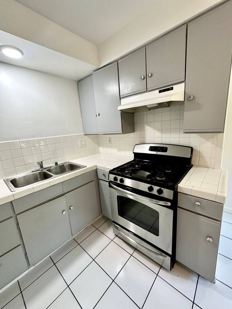 Apartment for rent at 8386 Blackburn Ave, Los Angeles, CA 90048