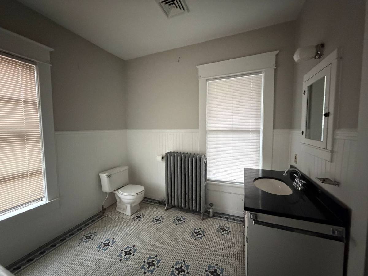 Apartment for rent at 2216 2218 Memorial Ave SW, Roanoke, VA 24015