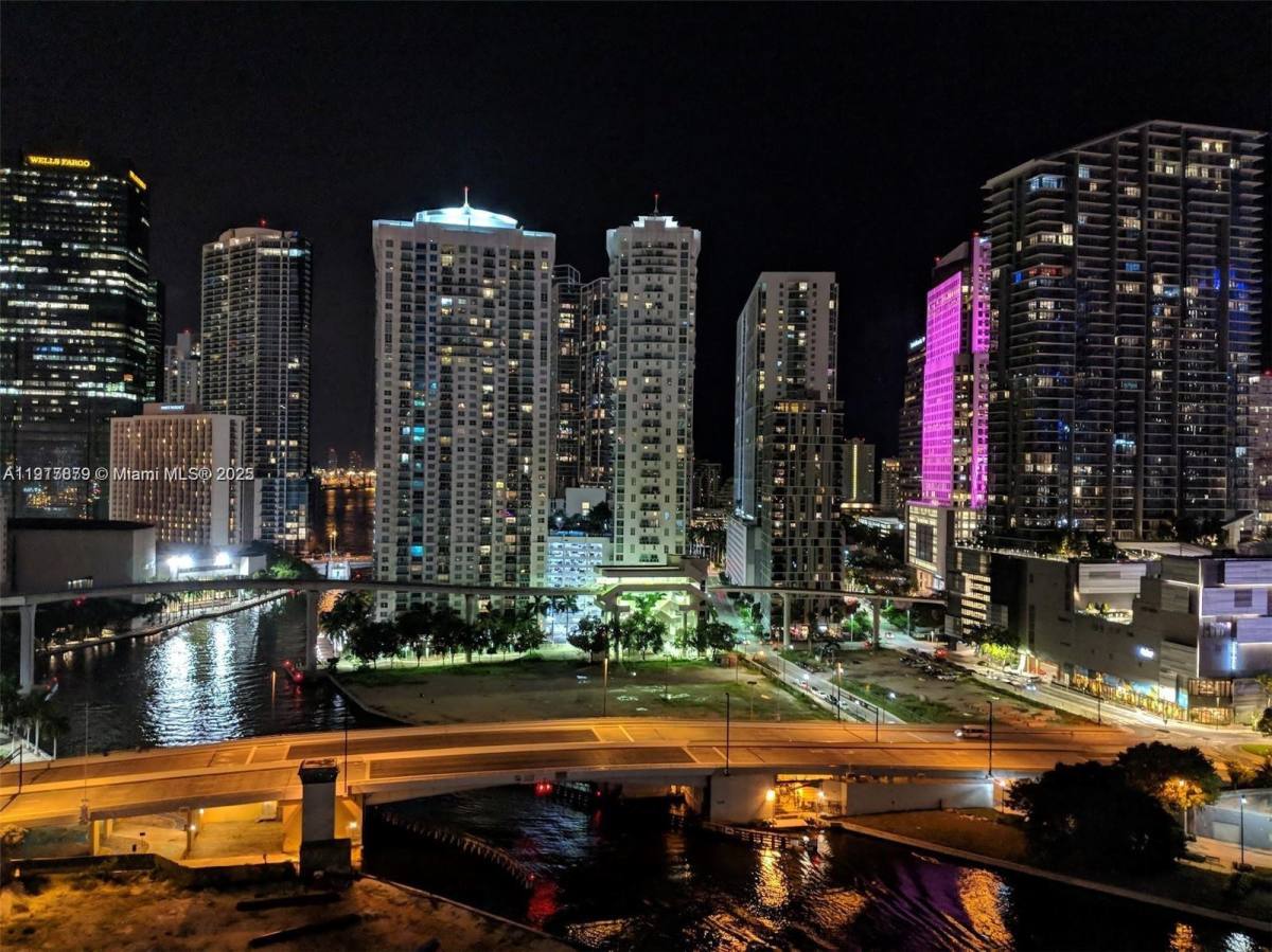 Apartment for rent at 92 SW 3rd St #1904, Miami, FL 33130