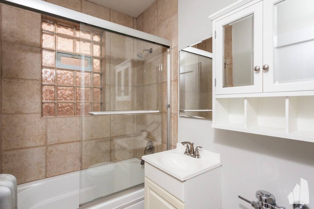 Apartment for rent at 540 W Surf St #3N, Chicago, IL 60657