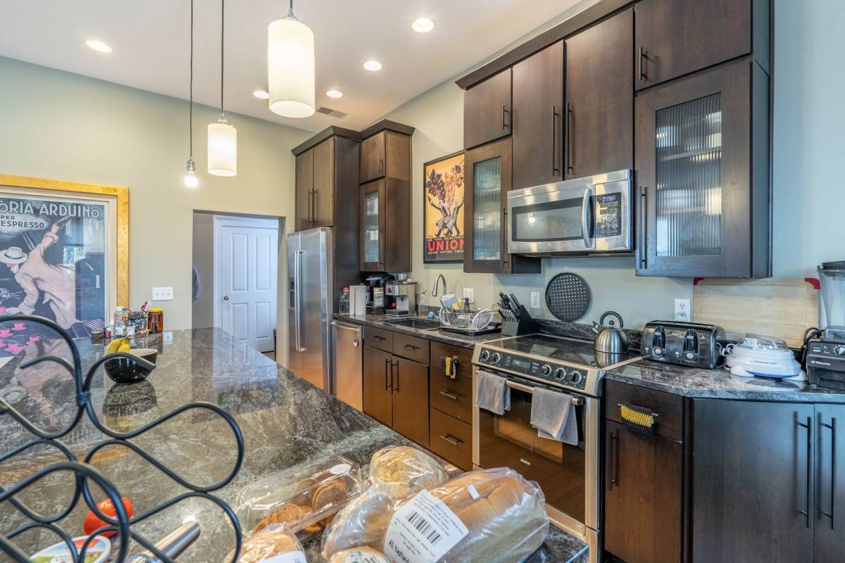 Apartment for rent at 1371 N High St, Columbus, OH 43201