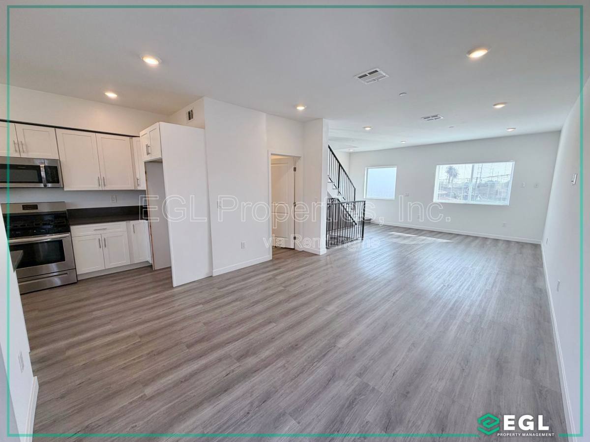 Townhouse for rent at 10501 S Buford Ave E, Inglewood, CA 90304