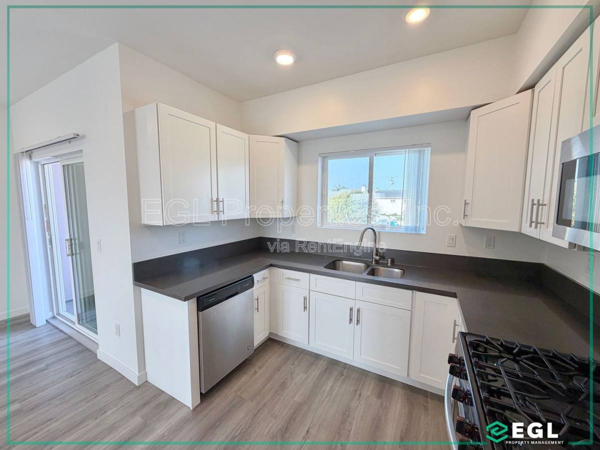 Townhouse for rent at 10501 S Buford Ave E, Inglewood, CA 90304