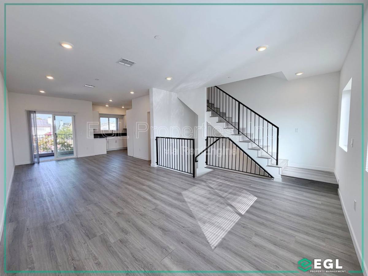 Townhouse for rent at 10501 S Buford Ave E, Inglewood, CA 90304