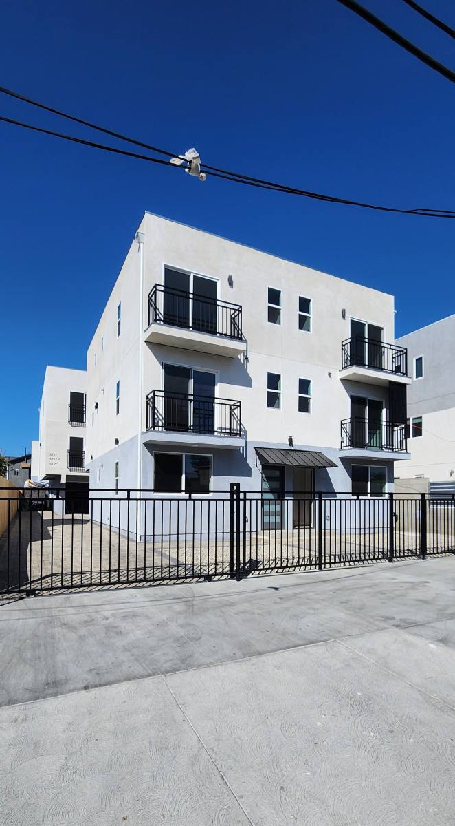 Townhouse for rent at 5729 Klump Ave, North Hollywood, CA 91601