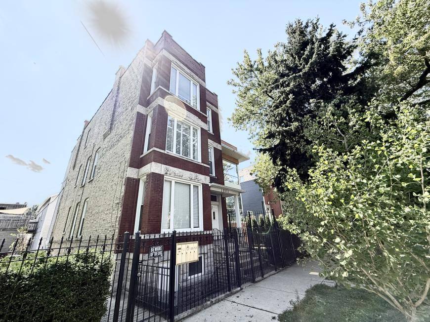 Townhouse for rent at 1905 W Huron St #2, Chicago, IL 60642