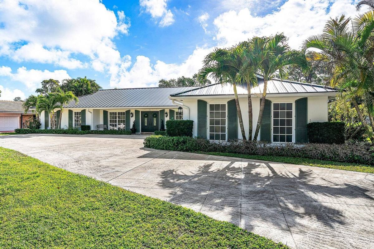House for rent at 417 N Country Club Dr, Lake Worth, FL 33462