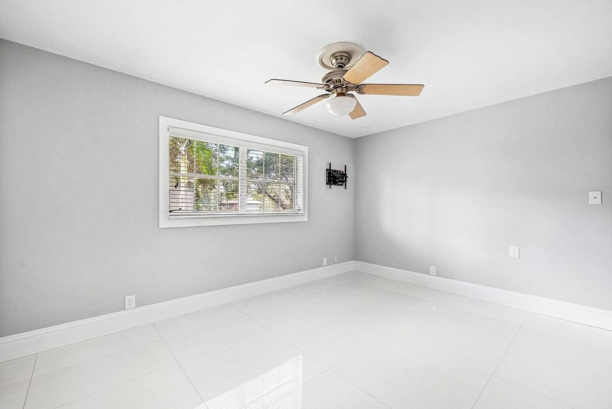 House for rent at 417 N Country Club Dr, Lake Worth, FL 33462