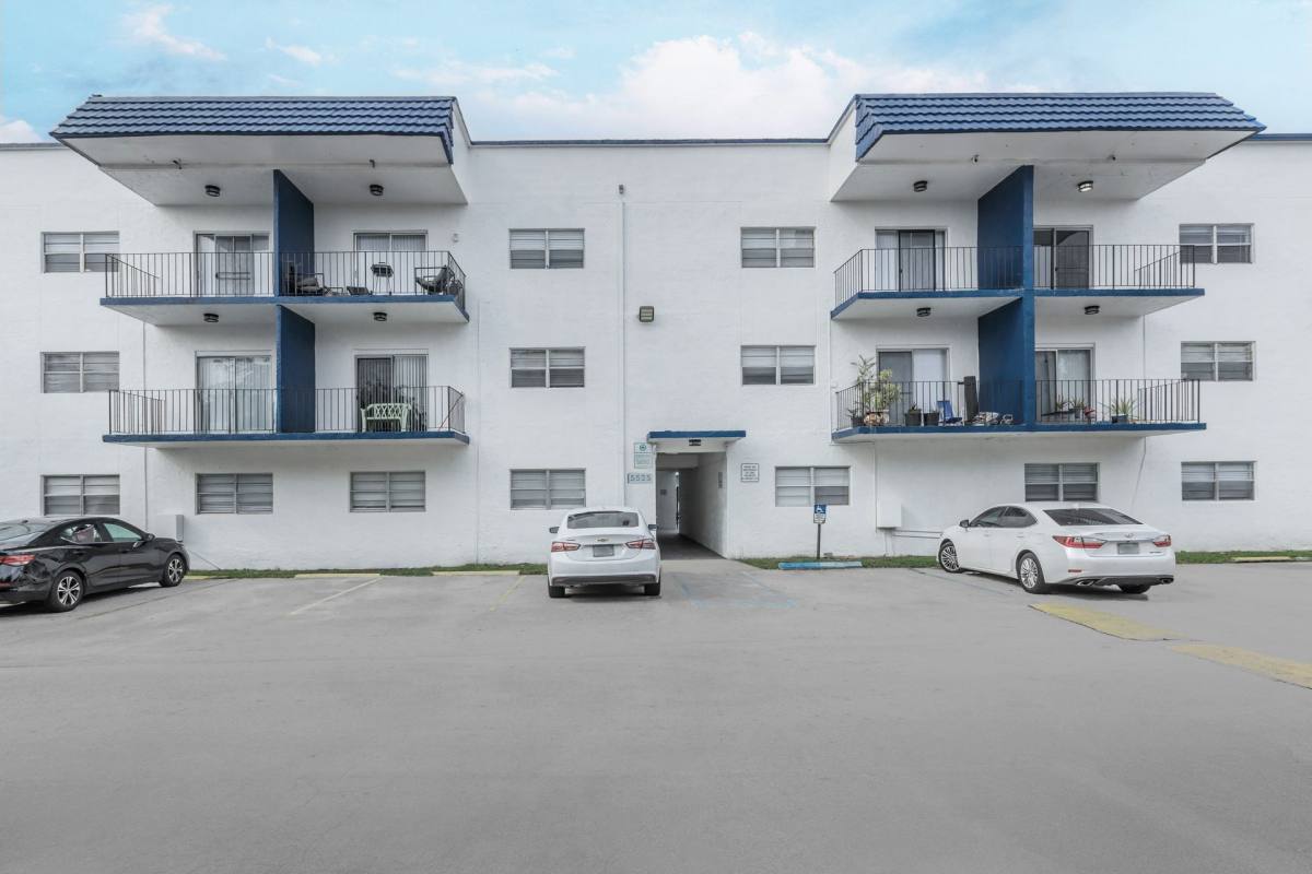 Apartment for rent at 5525 SW 41 St, Hollywood, FL 33023